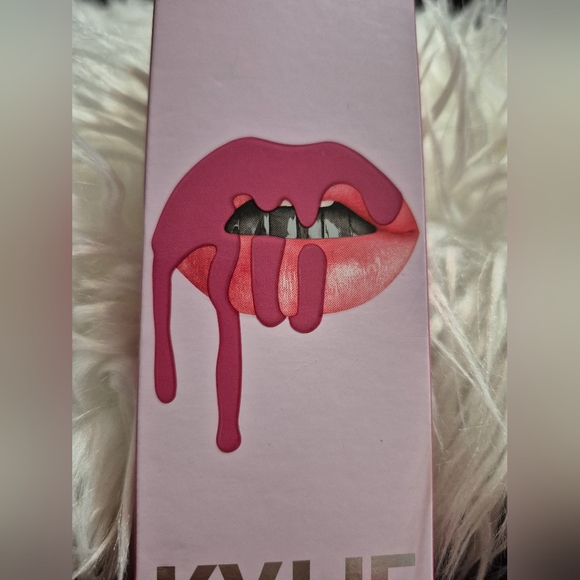 Kylie Matte Liquid Lipstick & Lipliner Set (Kylie Matte 100 Poise K Matte) - Picture 2 of 7